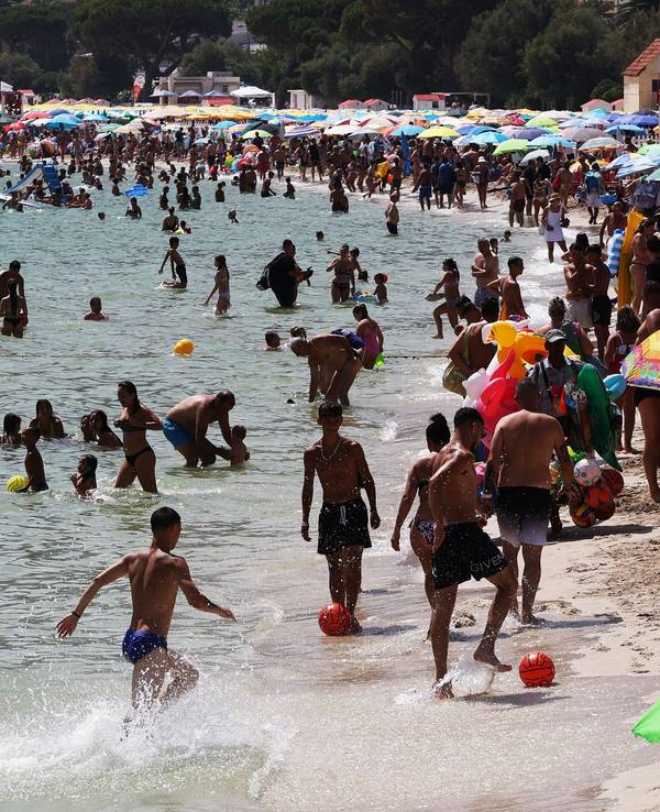 Zahlreiche Menschen sind Mitte Juli am Strand vom italienischen Mondello zu sehen.