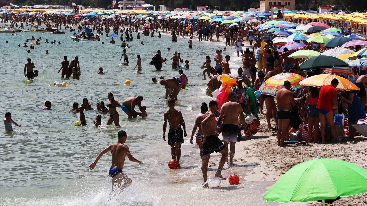 Zahlreiche Menschen sind Mitte Juli am Strand vom italienischen Mondello zu sehen.