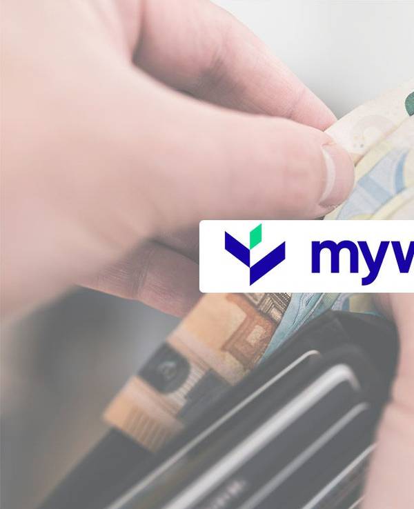 Hände ziehen Geldscheine aus einem Portemonnaie, davor mywage Logo, Anbieter für Gehaltsvorschuss.