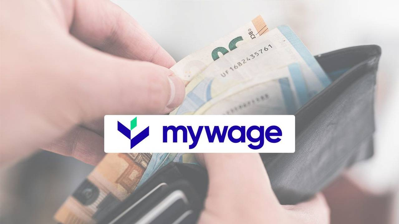 Hände ziehen Geldscheine aus einem Portemonnaie, davor mywage Logo, Anbieter für Gehaltsvorschuss.
