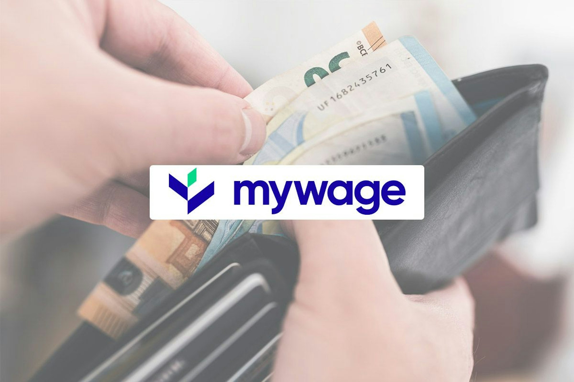 Hände ziehen Geldscheine aus einem Portemonnaie, davor mywage Logo, Anbieter für Gehaltsvorschuss.