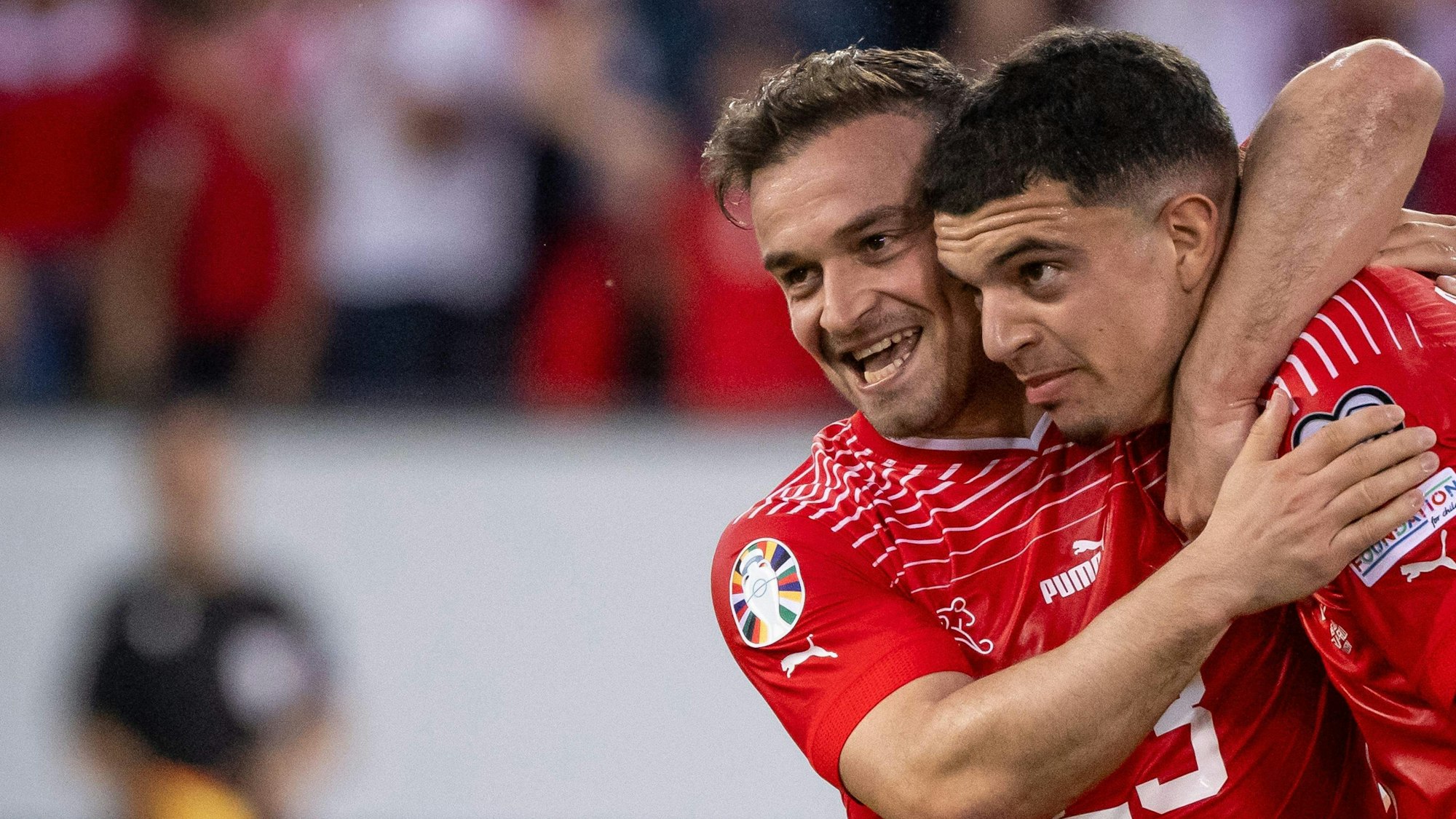 Zeki Amdouni (r.) jubelt mit Xherdan Shaqiri über ein Tor in der WM-Qualifikation.