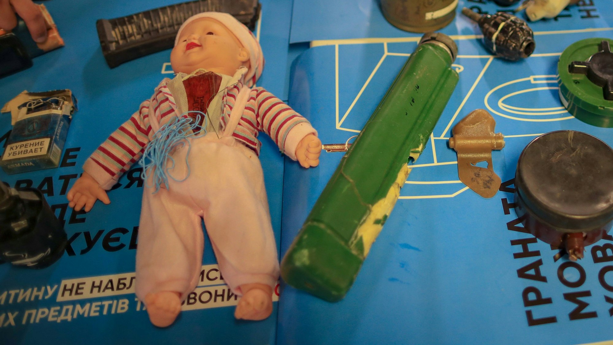 Dieses Foto zeigt eine kleine Spielzeugpuppe mit einem Sprengsatz darin.