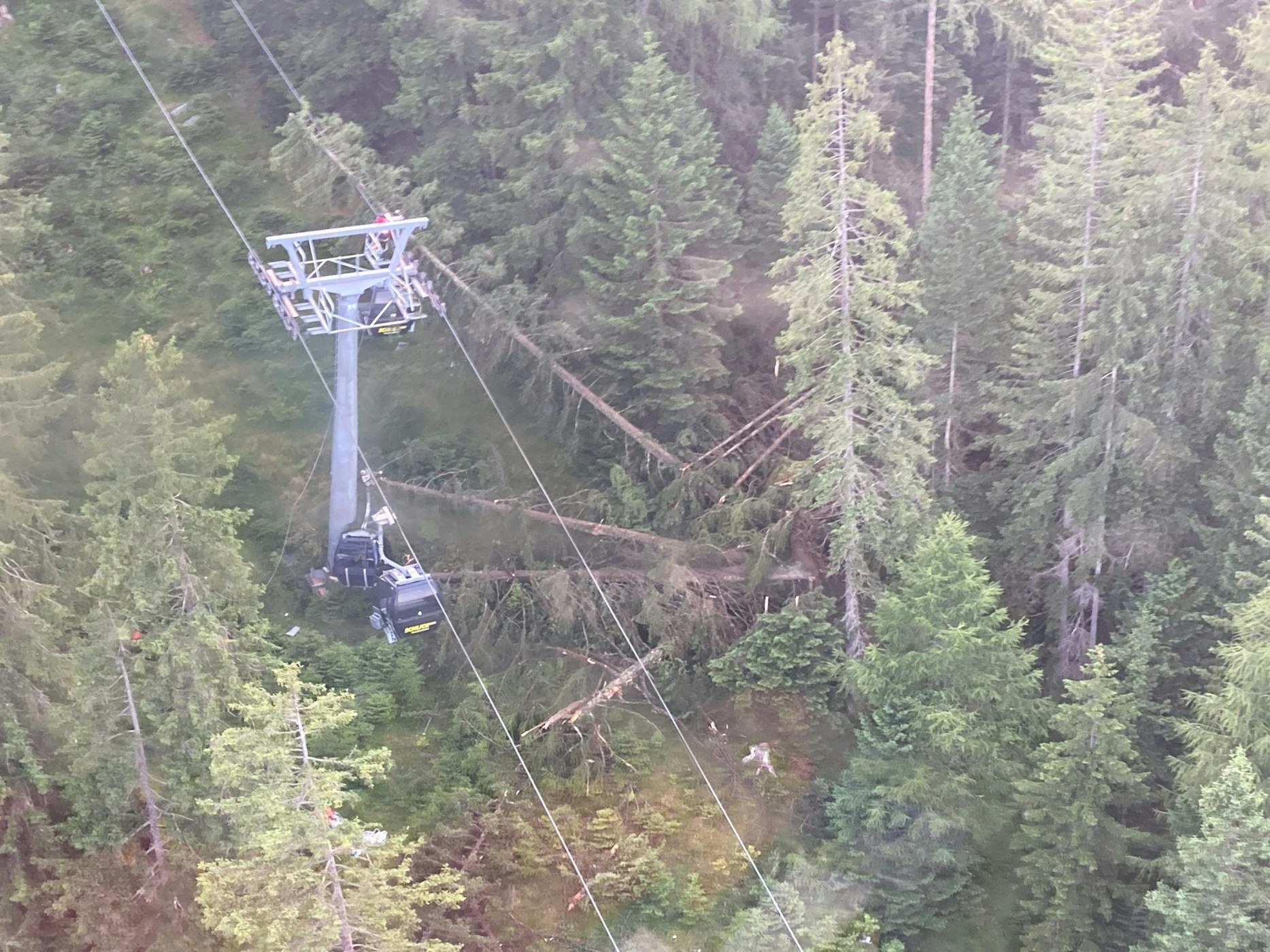 Blick auf eine Seilbahn, während Menschen aus Gondeln gerettet werden, hier im Juli 2023 in Wagrain (Österreich).