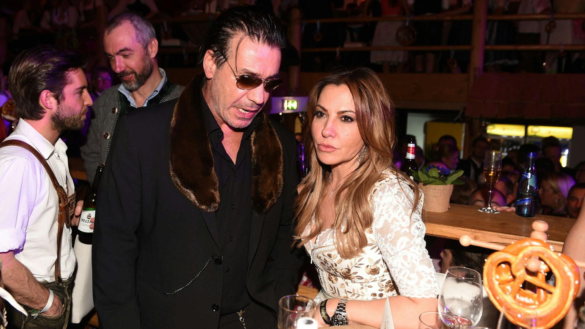 Der Sänger Till Lindemann (Rammstein) und die Schauspielerin Simone Thomalla unterhalten sich am 22.01.2016 in Going bei Kitzbühel in Tirol (Österreich) auf der 25. Weißwurstparty im Stanglwirt.