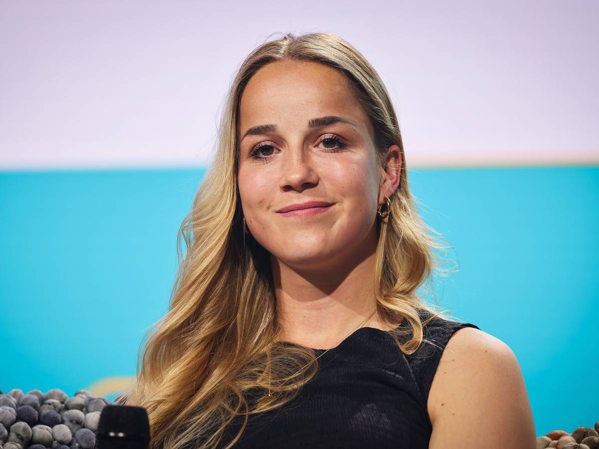 Giulia Gwinn bei einem Gespräch auf einer Bühne bei der Digital-Messe Online Marketing Rockstars OMR in den Messehallen.