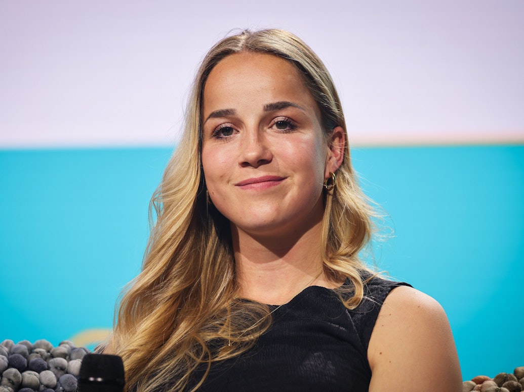 Giulia Gwinn bei einem Gespräch auf einer Bühne bei der Digital-Messe Online Marketing Rockstars OMR in den Messehallen.