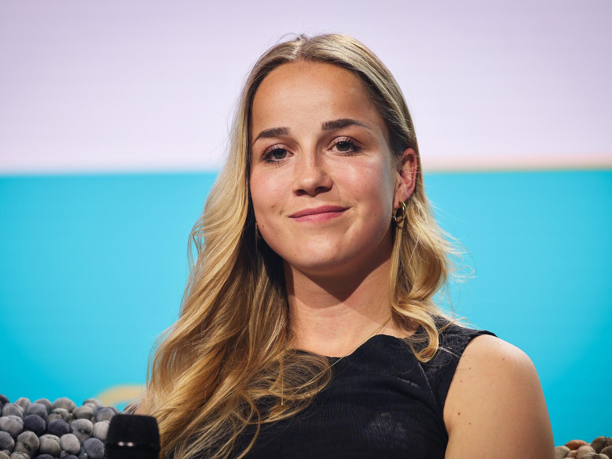 Giulia Gwinn bei einem Gespräch auf einer Bühne bei der Digital-Messe Online Marketing Rockstars OMR in den Messehallen.