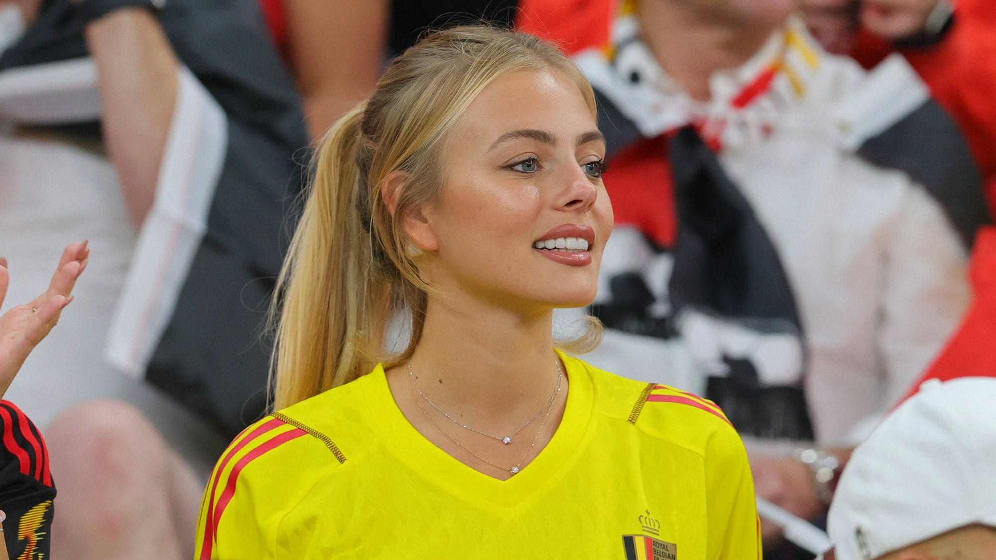 Mishel Gerzig schaut von der Tribüne aus das Spiel der belgischen Nationalmannschaft gegen Kroatien.