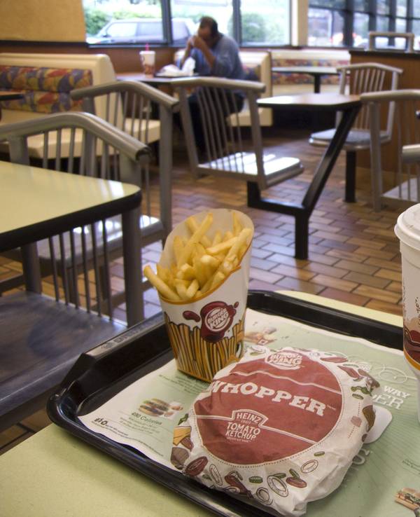 Unser Archivfoto (2010) zeigt eine Burger-King-Filiale in Glenview im US-Bundesstaat Illinois. Zu sehen ist ein Menü mit Pommes, Cola und Burger.