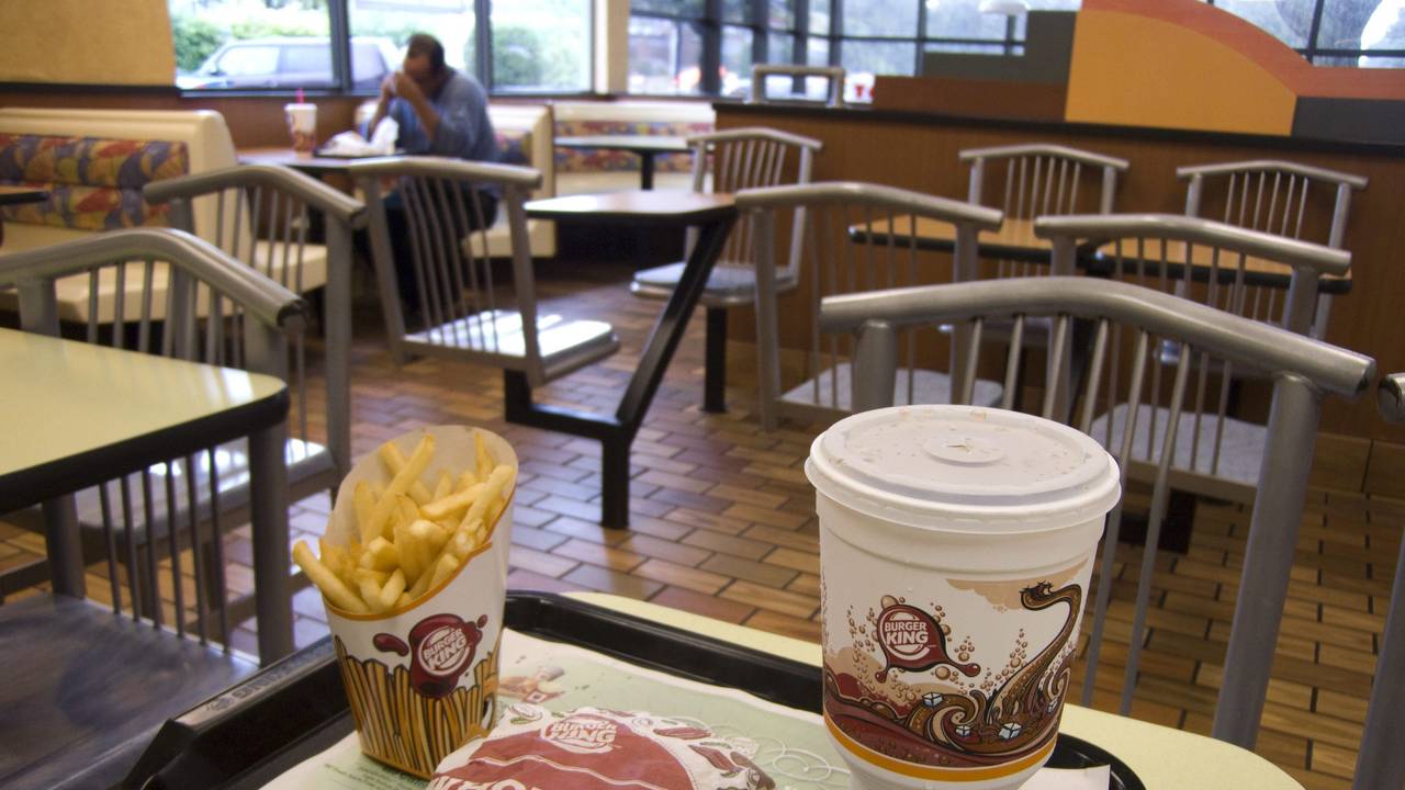 Unser Archivfoto (2010) zeigt eine Burger-King-Filiale in Glenview im US-Bundesstaat Illinois. Zu sehen ist ein Menü mit Pommes, Cola und Burger.