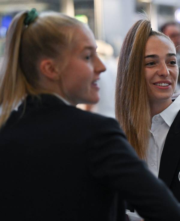 Sophia Kleinherne steht mit ihren Teamkolleginnen am Flughafen.
