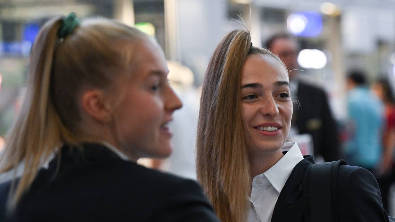 Sophia Kleinherne steht mit ihren Teamkolleginnen am Flughafen.