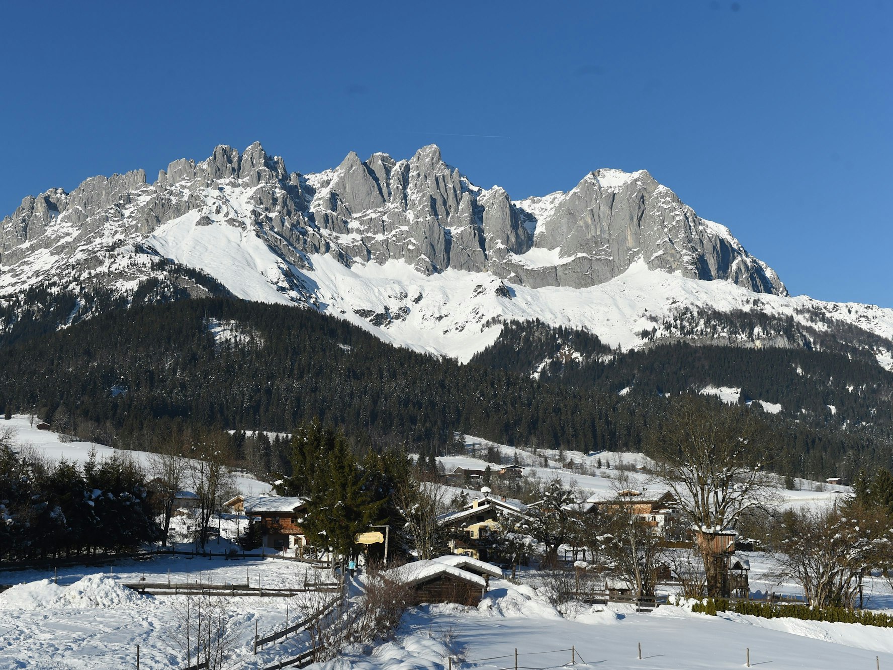 Der Berg Wilder Kaiser in Österreich mit Schnee bedeckt.