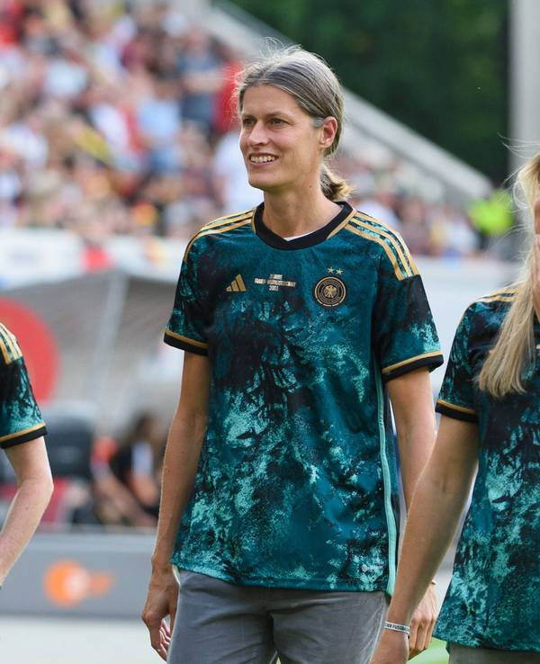 Nia Künzer neben Kerstin Garefrekes.