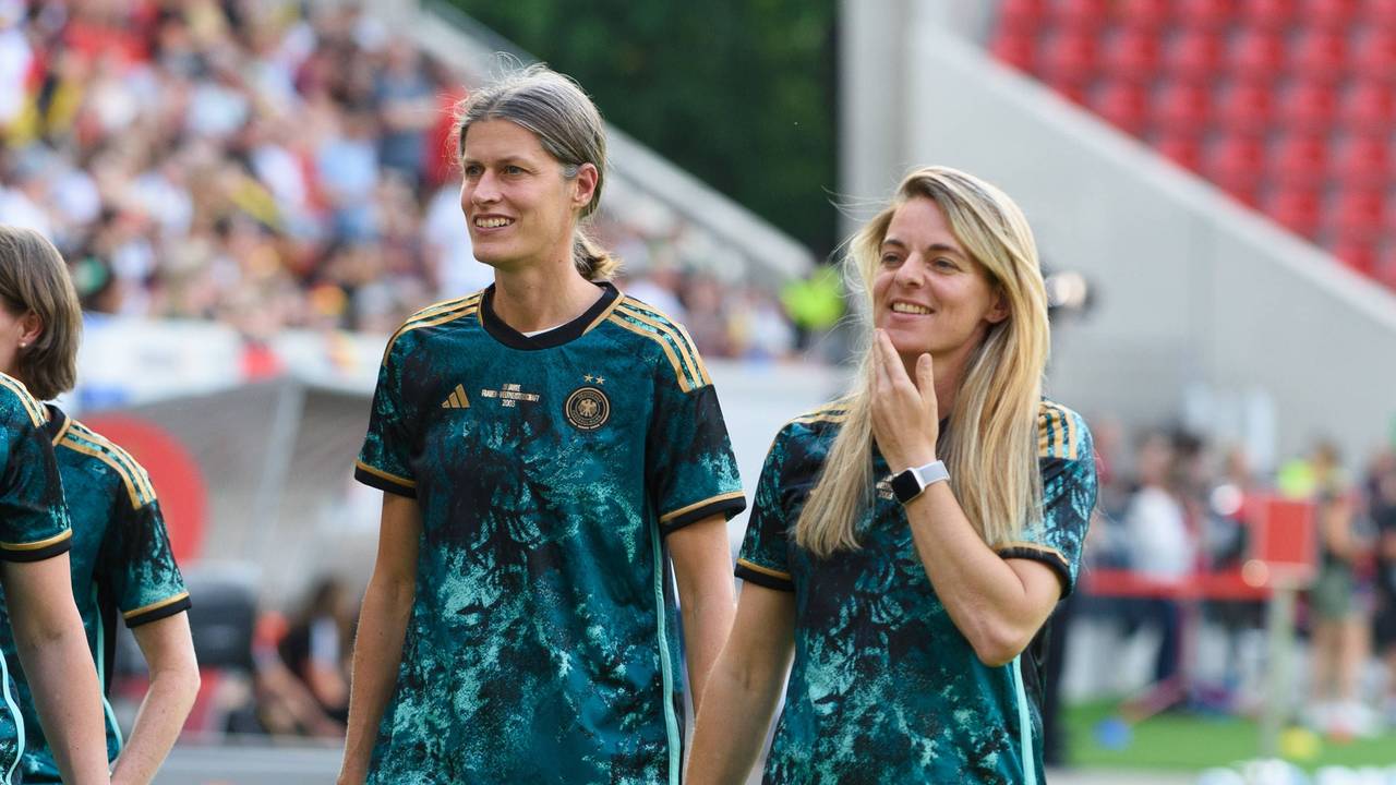 Nia Künzer neben Kerstin Garefrekes.