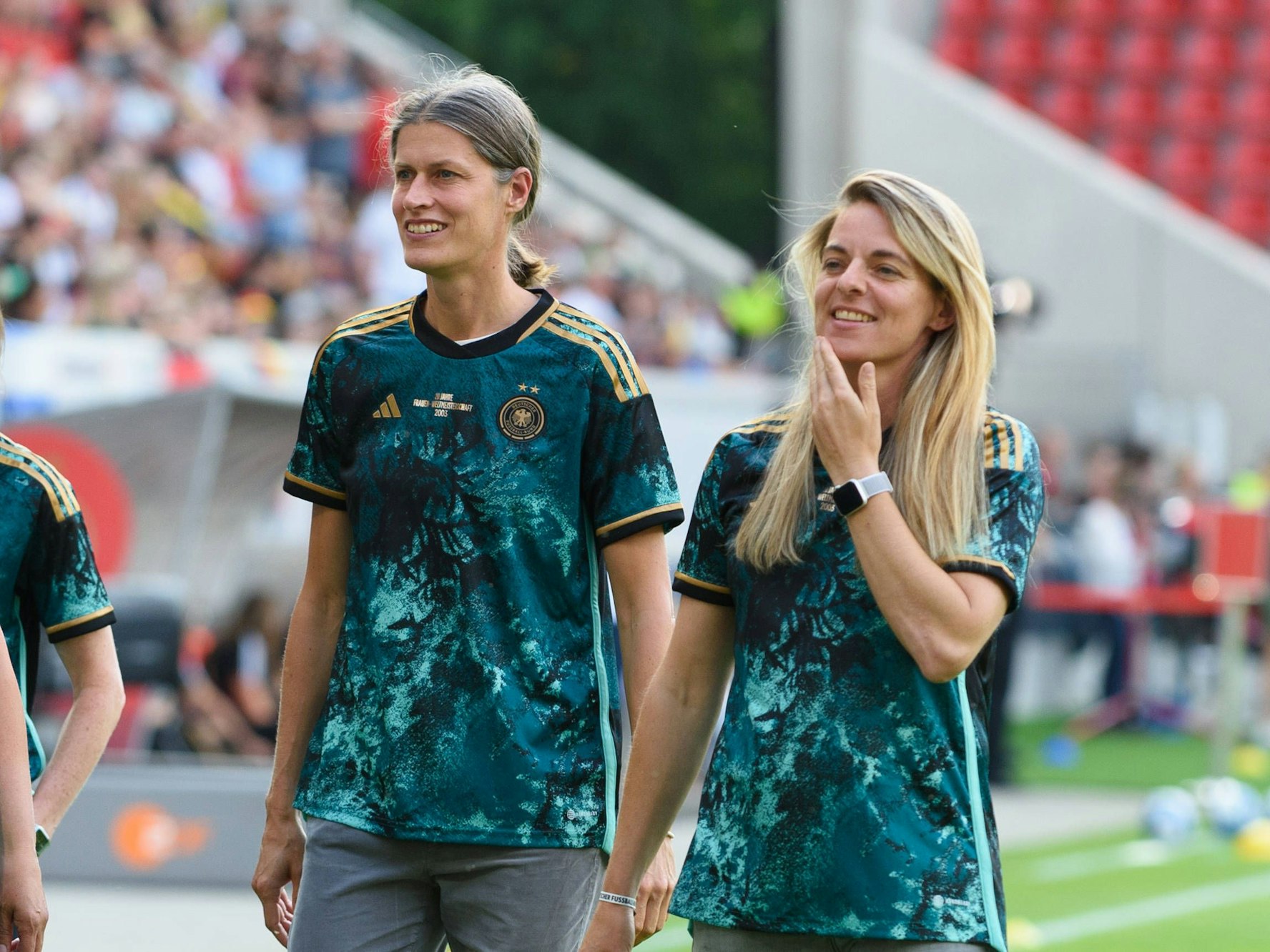 Nia Künzer neben Kerstin Garefrekes.