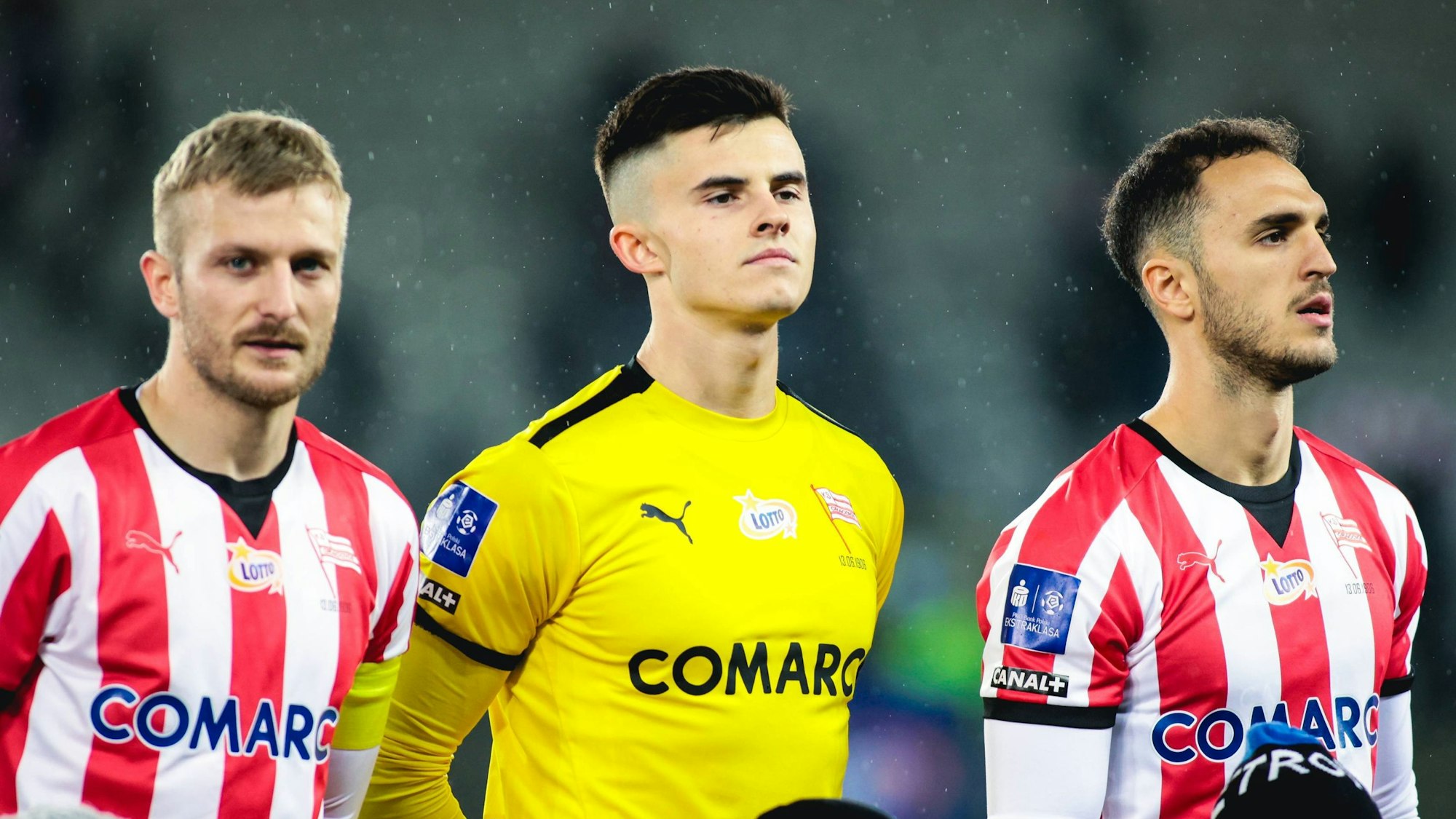 Karol Niemczycki steht vor dem Spiel gegen FKS Stal Mielec auf dem Platz.