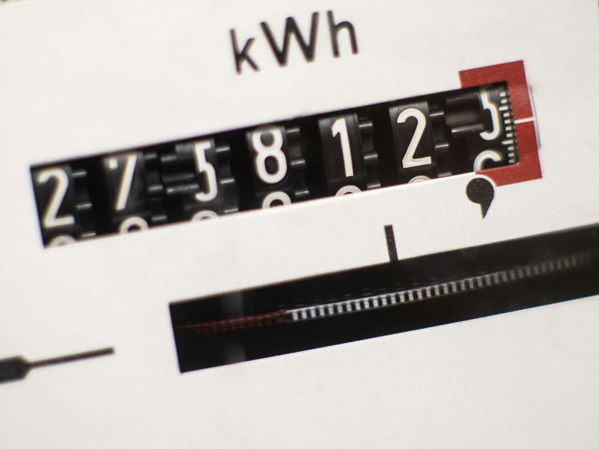 Ein Stromzähler dreht sich.