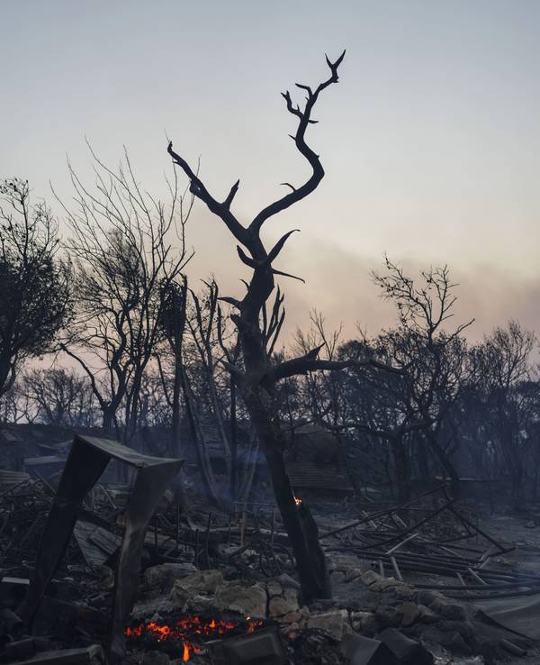 Der Hof eines vom Feuer beschädigten Hauses in Mandra westlich von Athen, hier im Juli 2023.