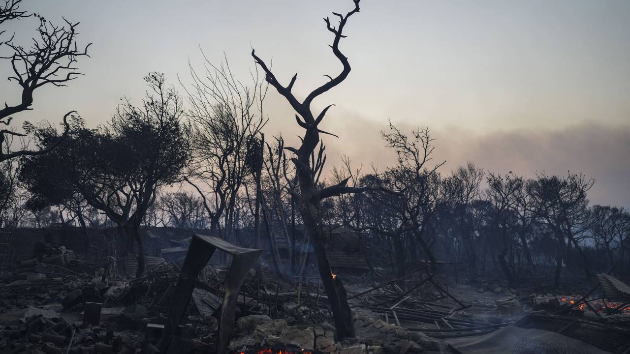 Der Hof eines vom Feuer beschädigten Hauses in Mandra westlich von Athen, hier im Juli 2023.