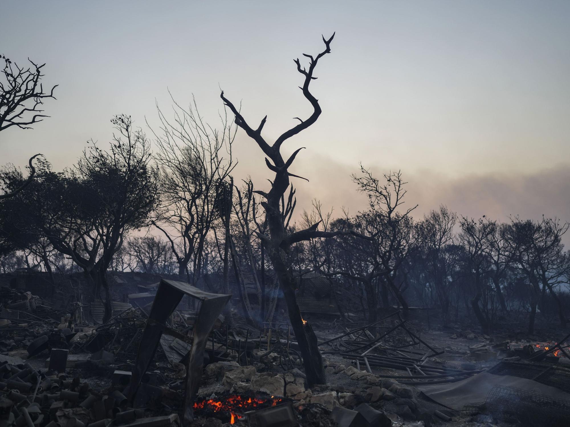 Der Hof eines vom Feuer beschädigten Hauses in Mandra westlich von Athen, hier im Juli 2023.