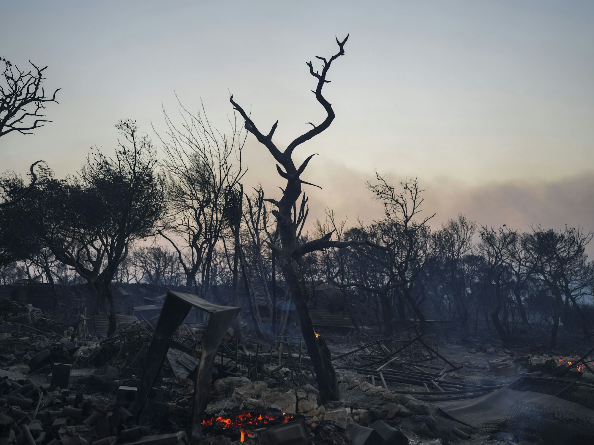 Der Hof eines vom Feuer beschädigten Hauses in Mandra westlich von Athen, hier im Juli 2023.