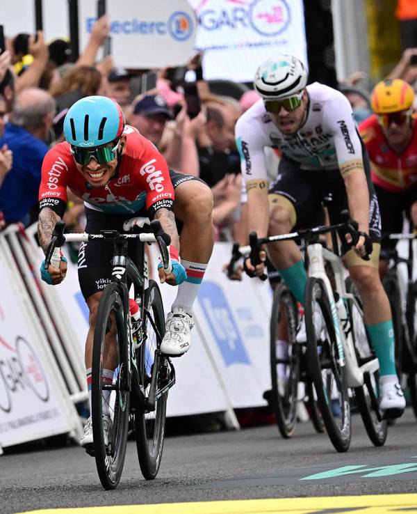 Jasper Philipsen vor Caleb Ewan und Phil Bauhaus.