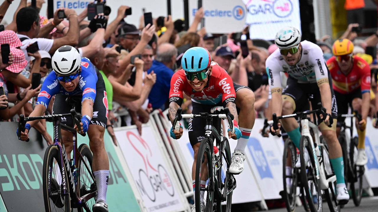 Jasper Philipsen vor Caleb Ewan und Phil Bauhaus.