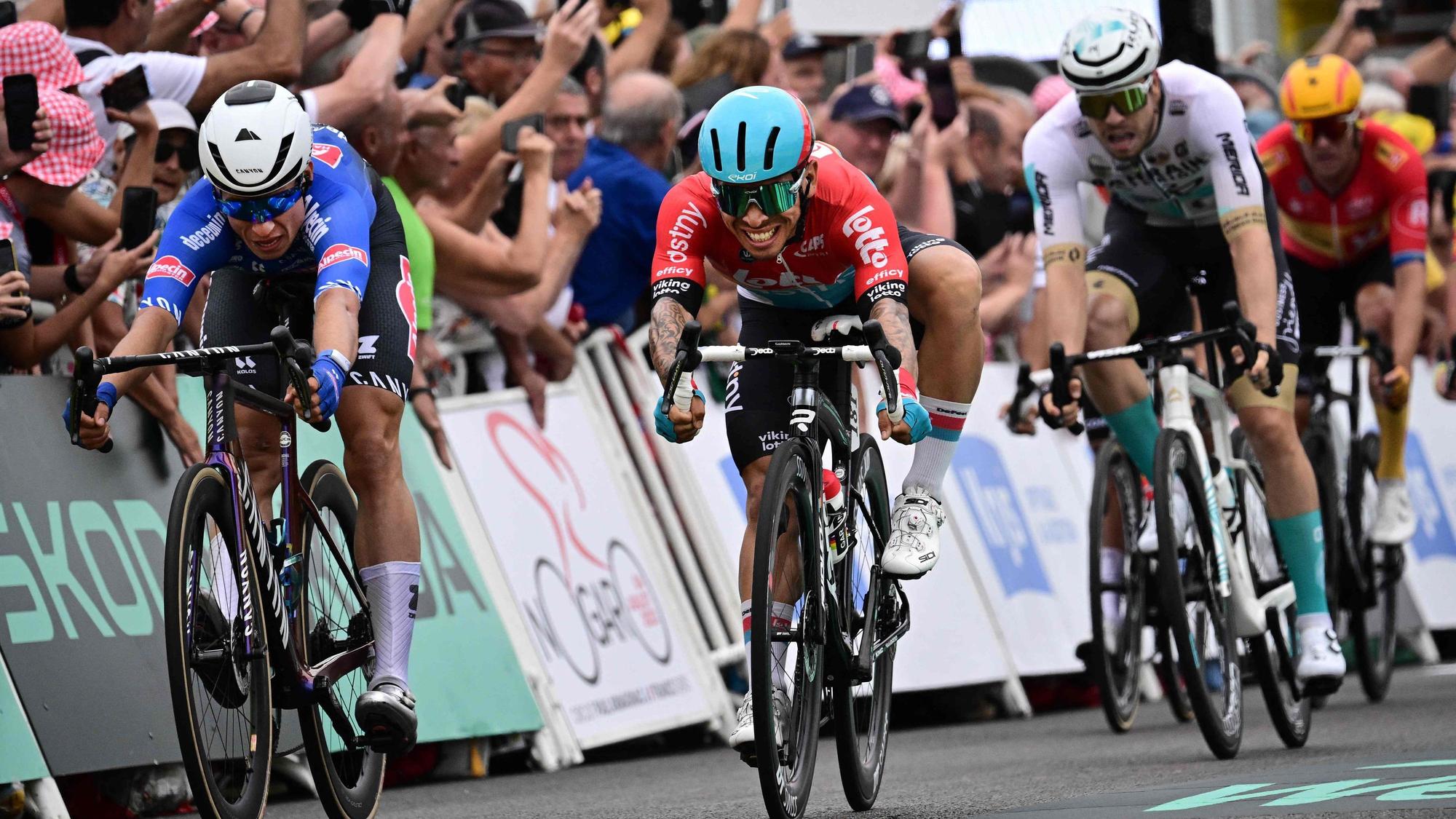 Jasper Philipsen vor Caleb Ewan und Phil Bauhaus.