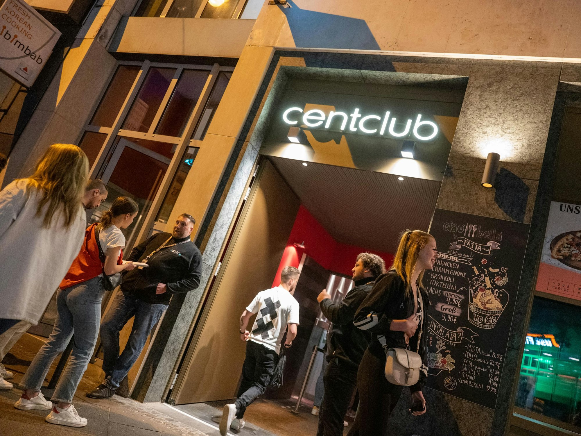 Menschen stehen vorm Eingang des Centclubs.