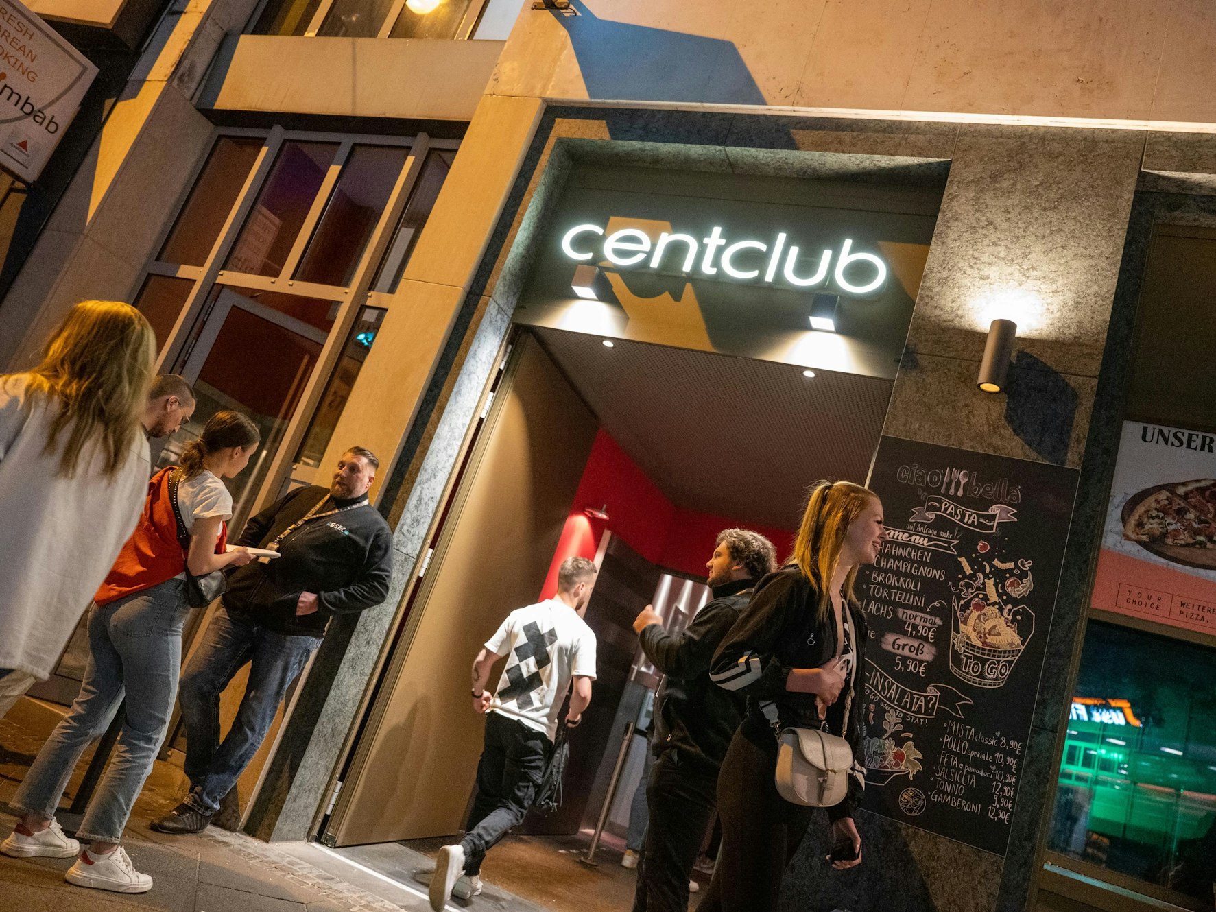 Menschen stehen vor dem Eingang des Centclubs.