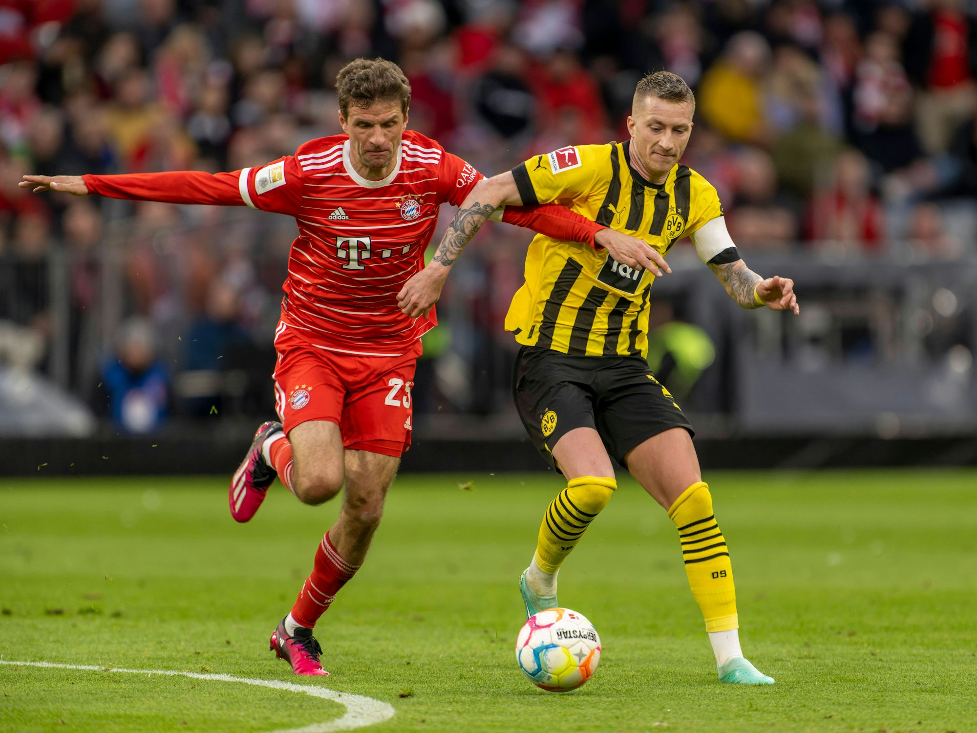 Bayerns Thomas Müller und Marco Reus vom BVB im Zweikampf.