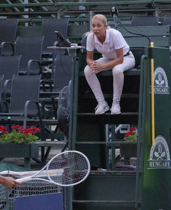 Zhang Shuai diskutiert mit der Schiedsrichterin.