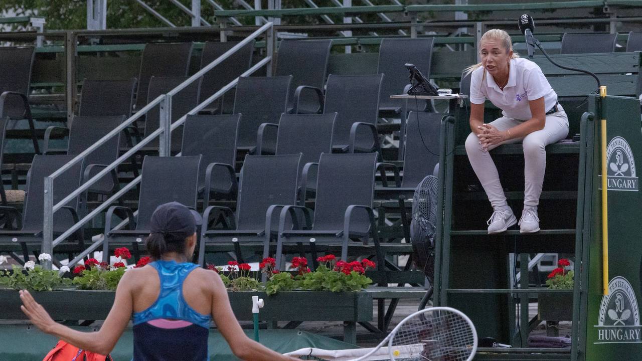 Zhang Shuai diskutiert mit der Schiedsrichterin.
