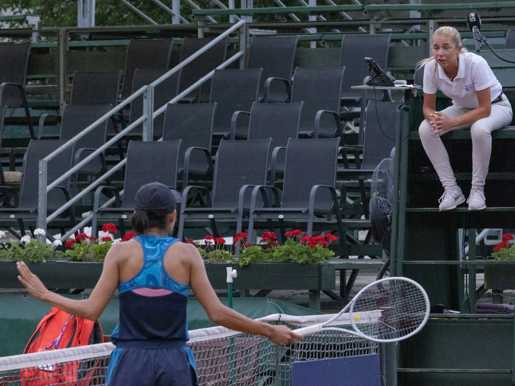 Zhang Shuai diskutiert mit der Schiedsrichterin.