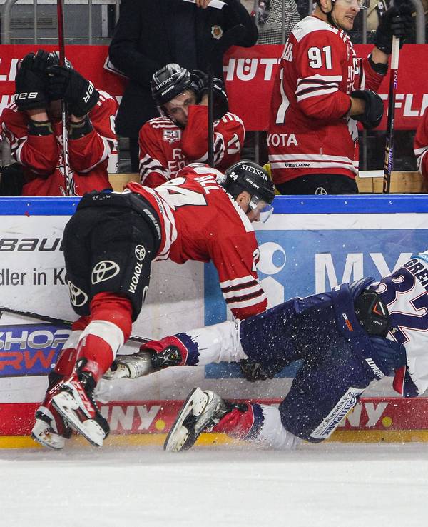 Alexandre Grenier kommt im Zweikampf beim Spiel gegen die Kölner Haie zu Fall.