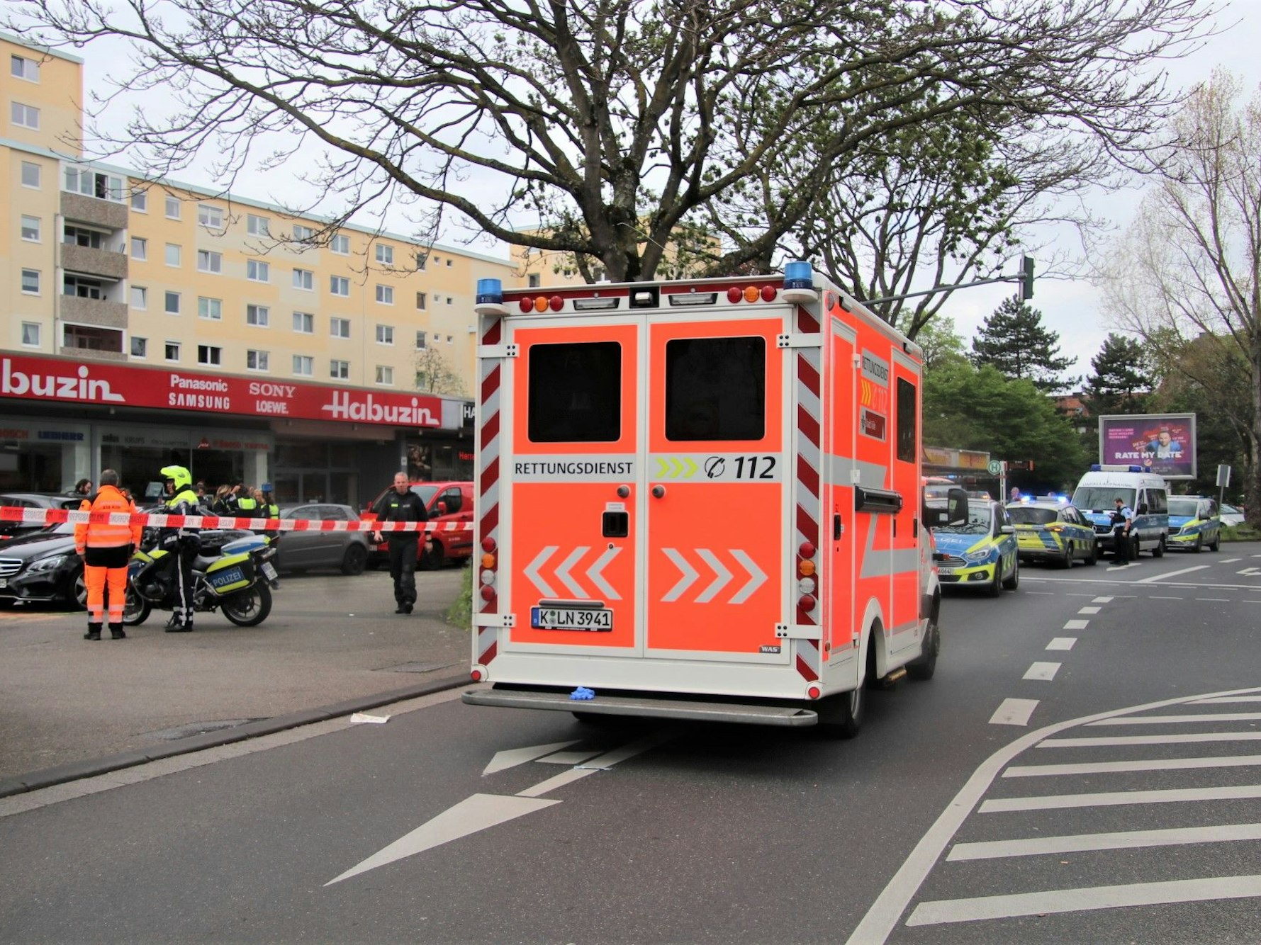 Krankenwagen steht an einer Unfallstelle, auch viele Polizei-Autos sind zu sehen.