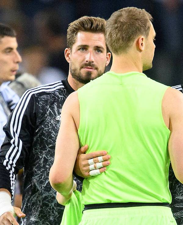 Manuel Neuer nach einem Länderspiel mit seinen DFB-Vertretern Kevin Trapp und Oliver Baumann.