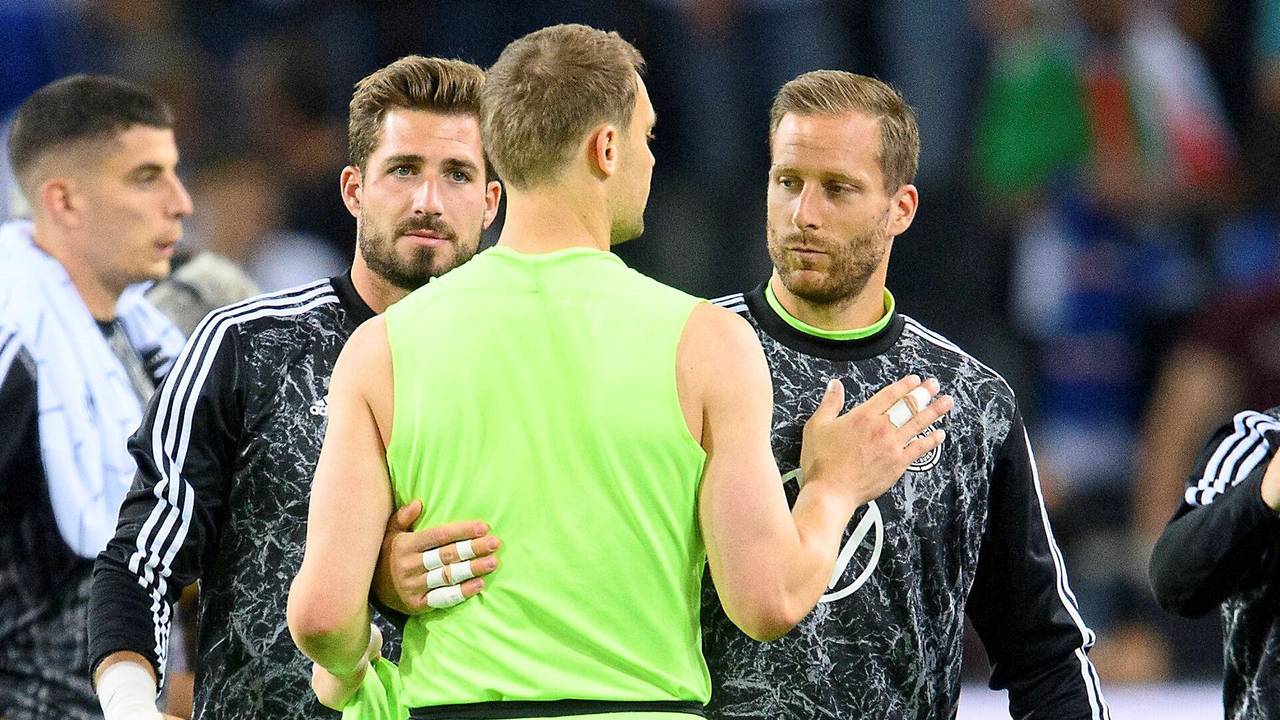 Manuel Neuer nach einem Länderspiel mit seinen DFB-Vertretern Kevin Trapp und Oliver Baumann.