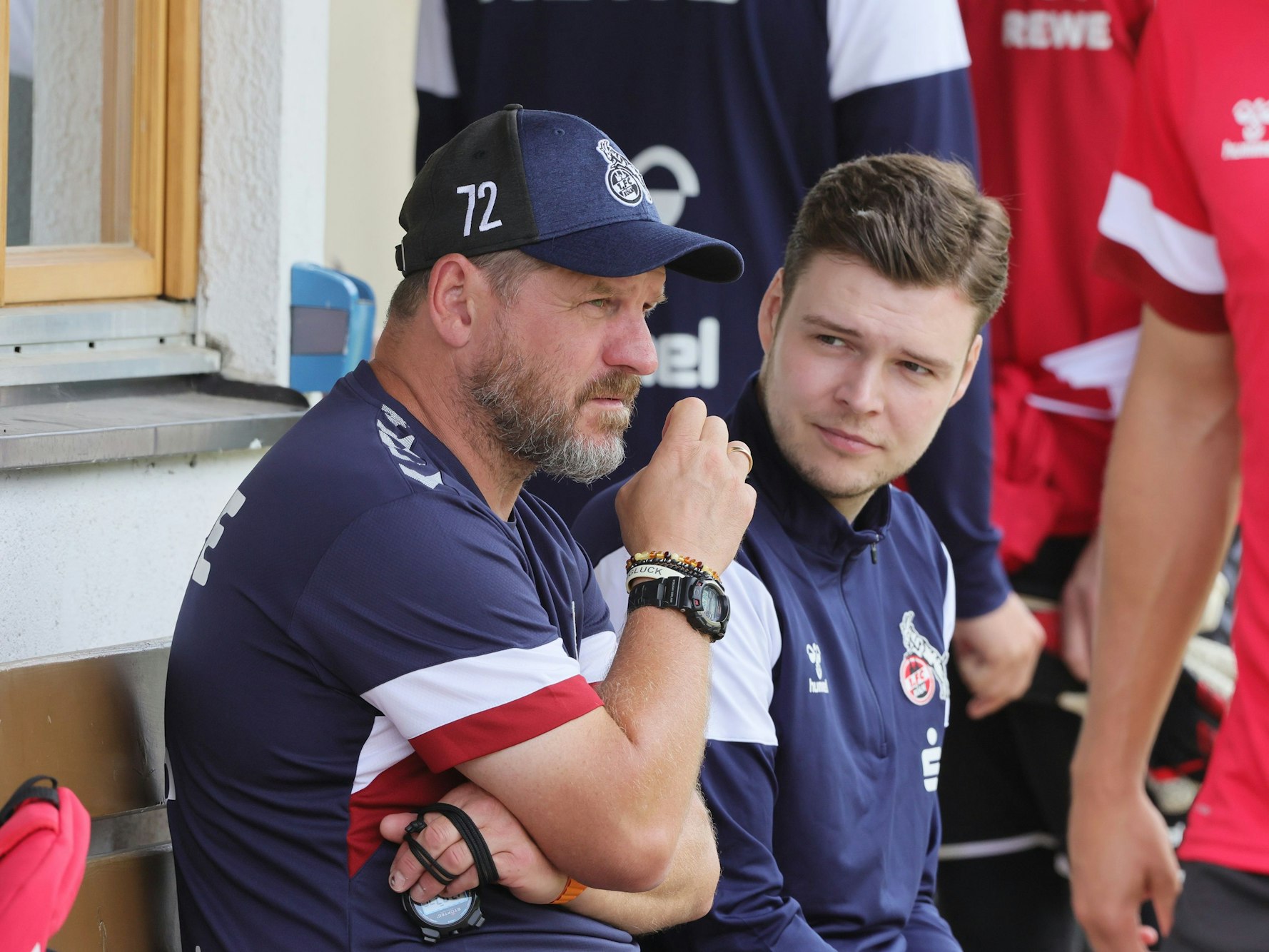 FC-Trainer Steffen Baumgart (l.) gemeinsam mit NLZ-Leiter Lukas Berg im Trainingslager am 20. Juli 2023.