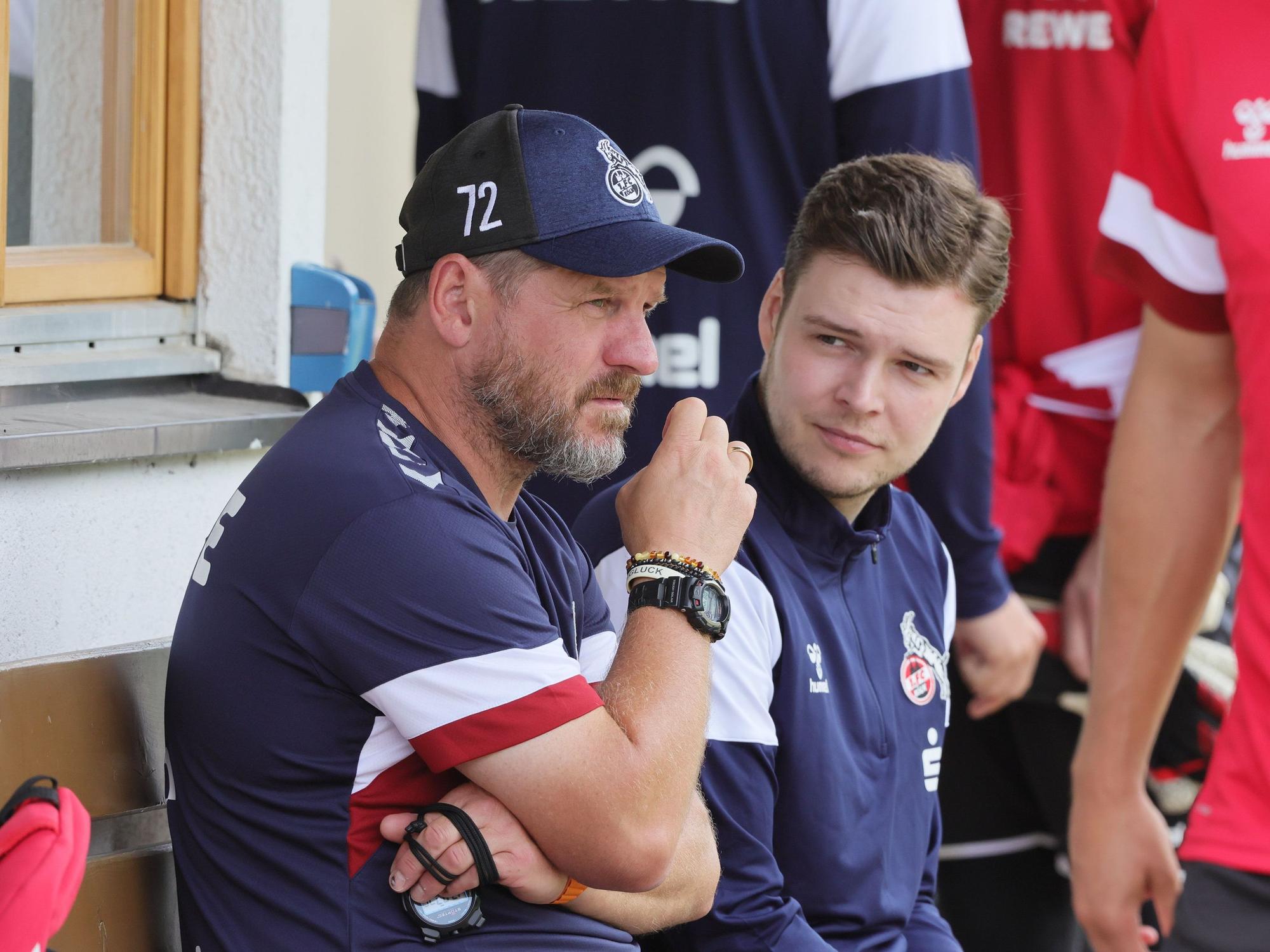 FC-Trainer Steffen Baumgart (l.) gemeinsam mit NLZ-Leiter Lukas Berg im Trainingslager am 20. Juli 2023.