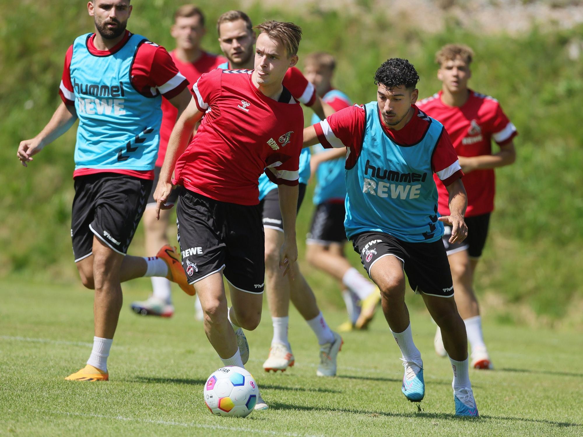 FC-Neuzugang Jacob Christensen (l). im Trainingslager am Dienstag (18. Juli 2023) im Zweikampf mit Dimitrios Limnios.