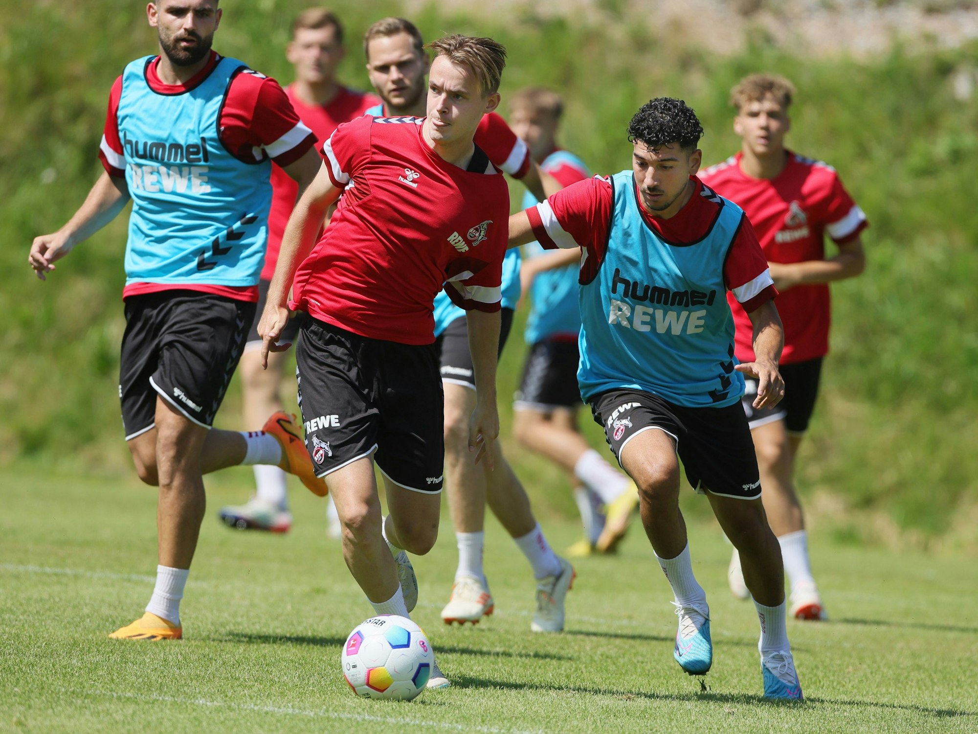 FC-Neuzugang Jacob Christensen (l). im Trainingslager am Dienstag (18. Juli 2023) im Zweikampf mit Dimitrios Limnios.