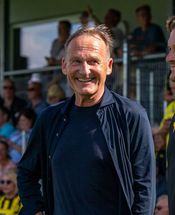 BVB-Trainer Edin Terzic (r.) und BVB-Boss Hans-Joachim Watzke lachen bei einem Testspiel.