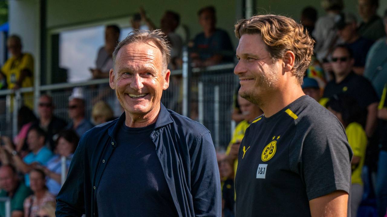 BVB-Trainer Edin Terzic (r.) und BVB-Boss Hans-Joachim Watzke lachen bei einem Testspiel.