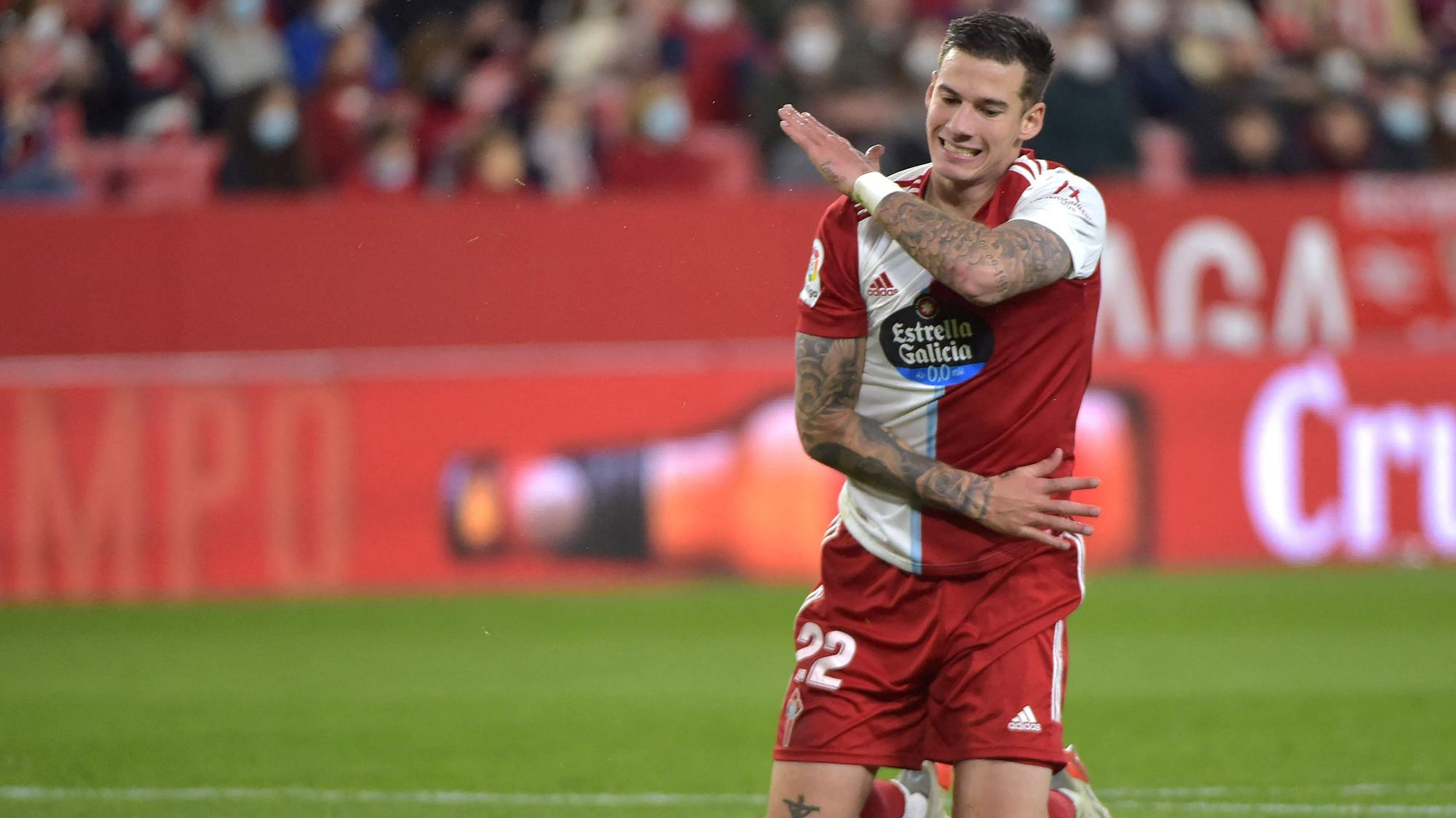 Santi Mina kniet bei einem Spiel von Celta Vigo auf dem Boden und gestikuliert genervt.