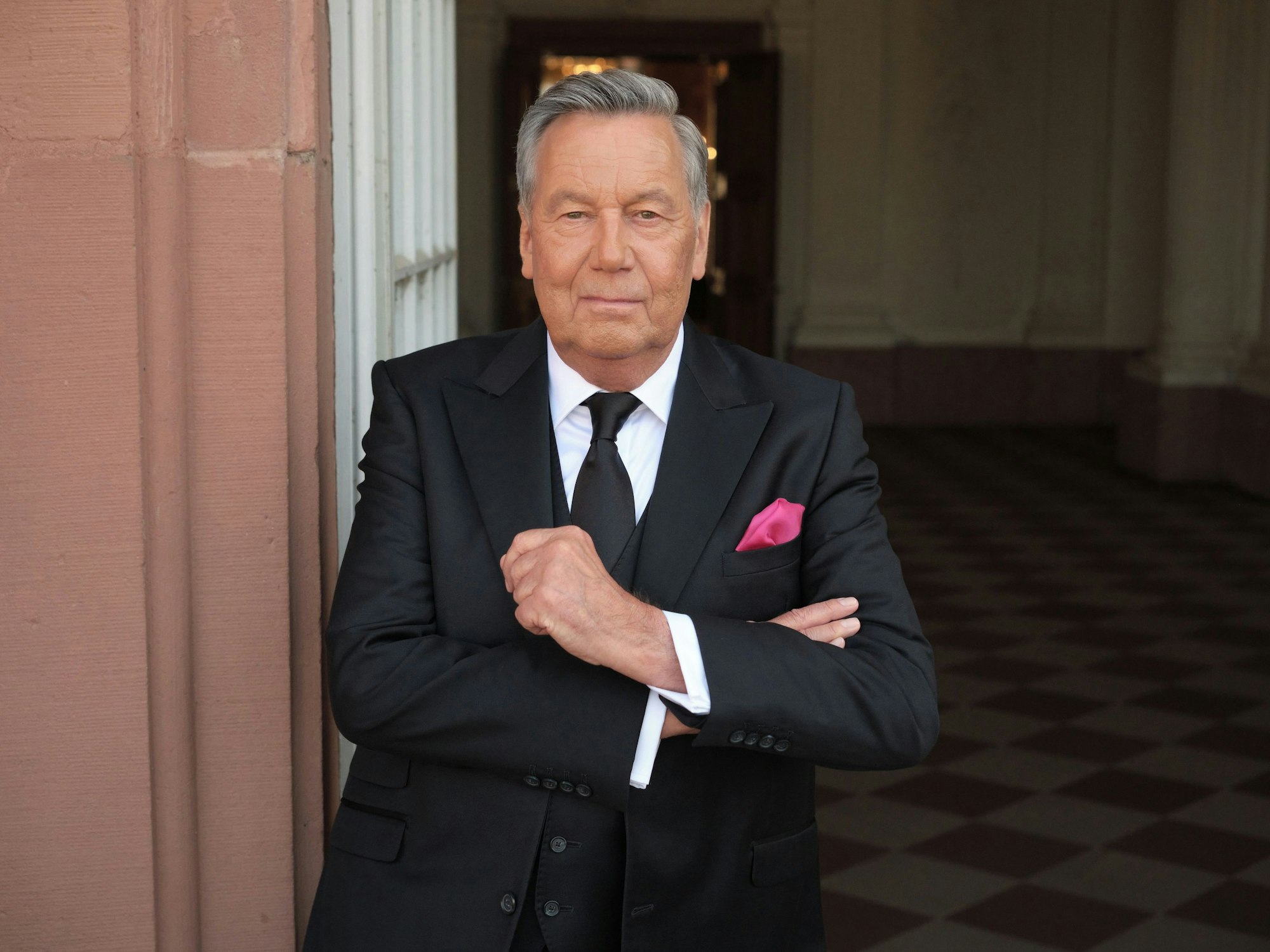 Roland Kaiser posiert für den Fotografen