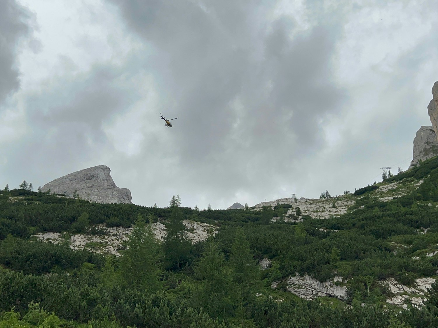 Ein Hubschrauber der Bergrettung fliegt im Juli 2022 zu dem abgebrochenen Gletscher am Berg Marmolata in den Dolomiten in Südtirol.
