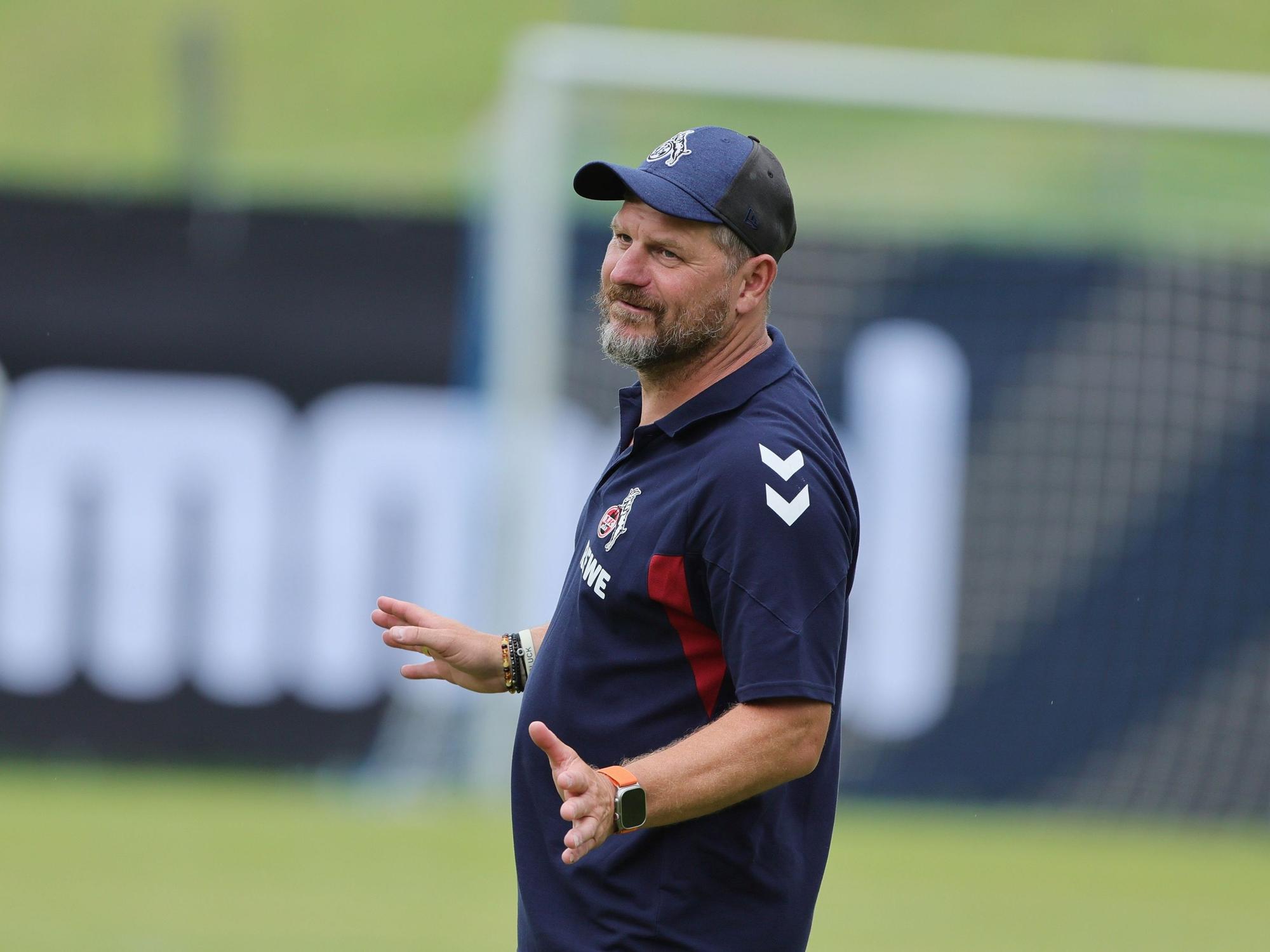 Steffen Baumgart steht auf dem Trainingsplatz und gestikuliert.